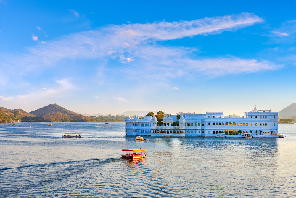 mumbai-dan-laut-arab-wisata-kapal-dan-sunset-romantis-di-pantai